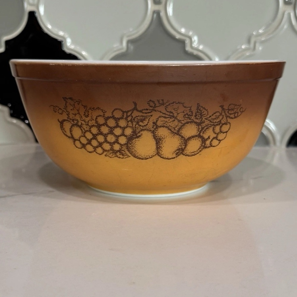 Vintage Pyrex 403 Old Orchard Fruit Mixing Bowl 2.5 Qt – Brown on Amber – 1970s